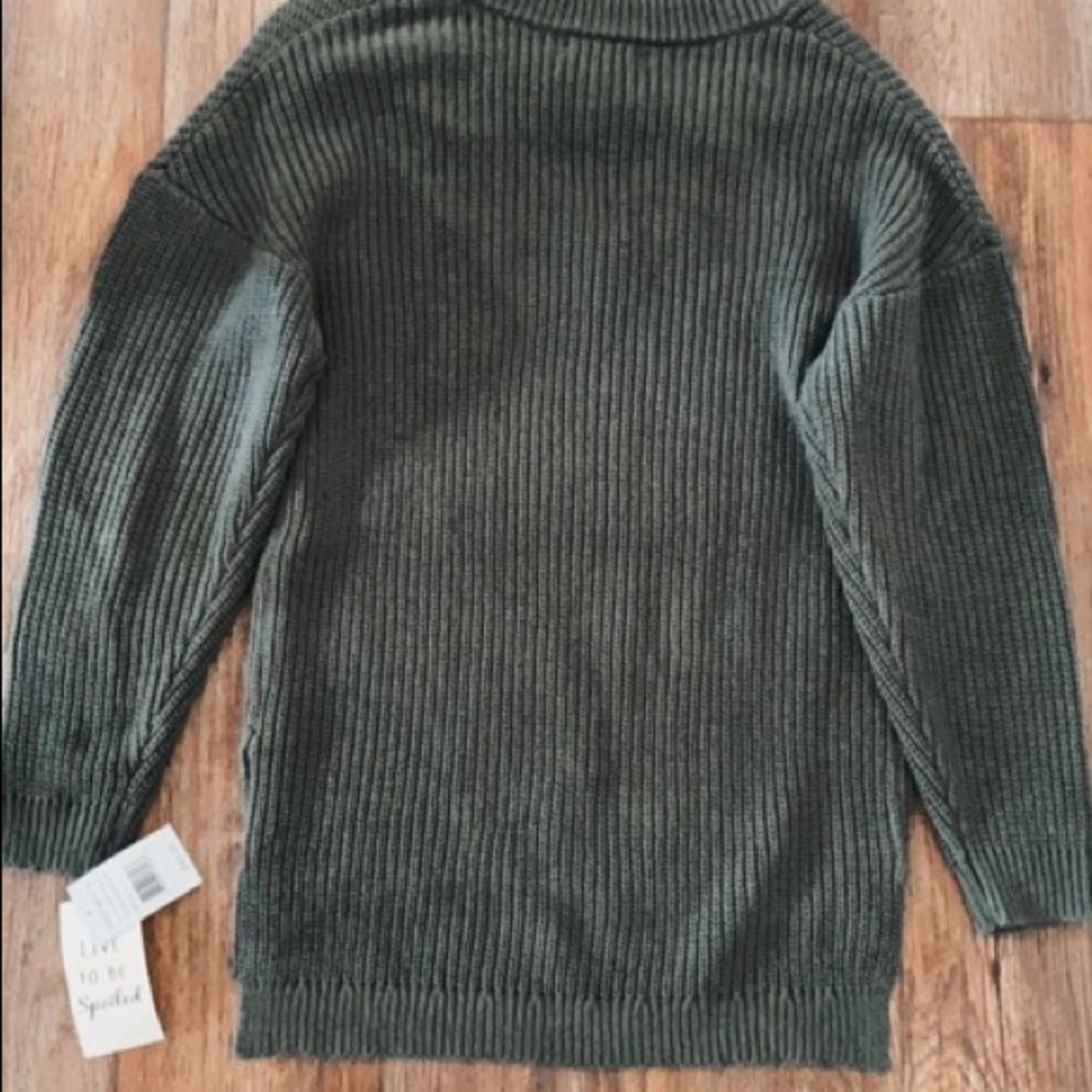 Knitted,Green V-neck sweater